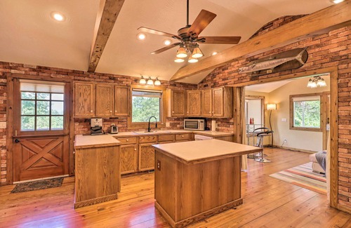 Mountain Home Casa | Norfork Lake Getaway: Deck, 6 Mi to Main St!
