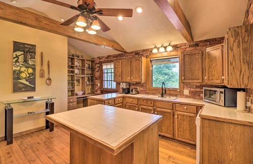 Mountain Home Casa | Norfork Lake Getaway: Deck, 6 Mi to Main St!