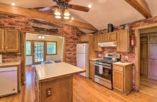 Mountain Home Casa | Norfork Lake Getaway: Deck, 6 Mi to Main St!