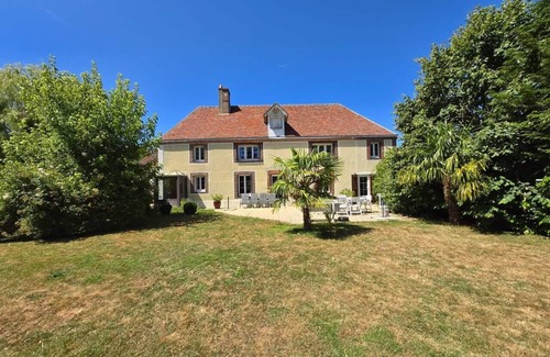 Verneuil-sur-Avre Casa | Family home in Verneuil sur Avre large garden