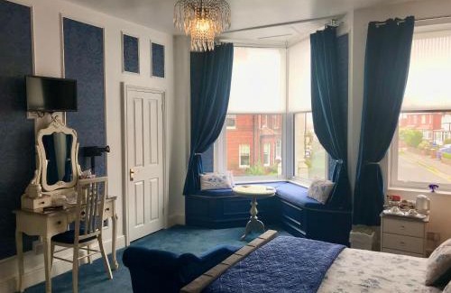 West Cliff Casa | Norman Guest House with Free Parking
