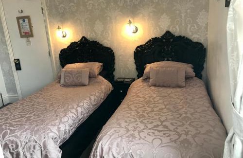 West Cliff Casa | Norman Guest House with Free Parking