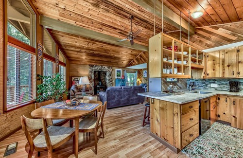 North Upper Truckee Casa | Normuk Mountaintop Home 2 habitaciones, 2 baños completos, ¡mascotas amigables!