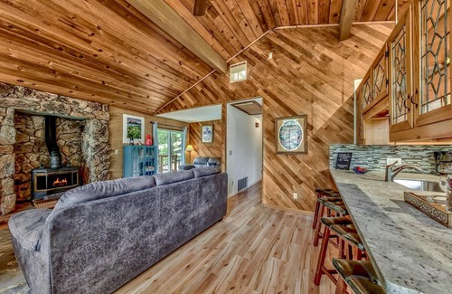 North Upper Truckee Casa | Normuk Mountaintop Home 2 habitaciones, 2 baños completos, ¡mascotas amigables!