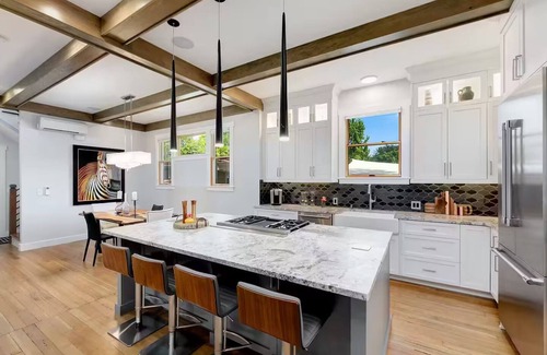 North End Casa | North End 5-BR Steps to Hyde Park & Downtown