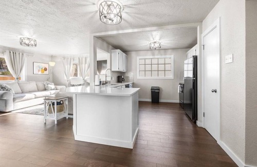 Sunset Casa | North End Gem w/ Hot Tub, Fast Wifi, GameRoom, Fire Pit