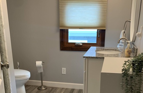 Bridgeport Casa | North Facing Waterfront. Catch Sunset and Sunrise!