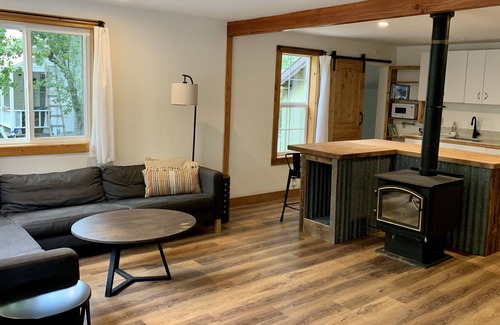 Sierra City Casa | North Fork Bungalow, In the woods. On the river. Beneath the Buttes.