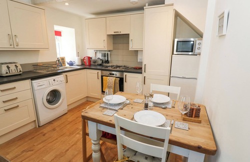 Oxenhope Cabaña | NORTH IVES COTTAGE, pet friendly, with a garden in Oxenhope