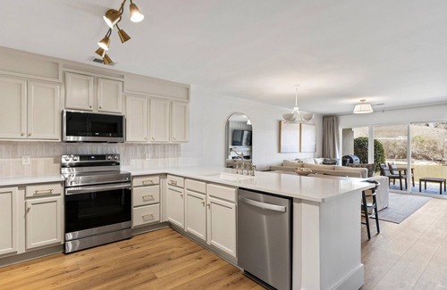 Alexander City Condominio | North Lake Escape! Lakefront 3BR/2B Condo w/Boat Slip & Pool Access