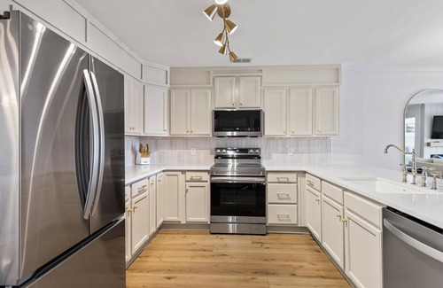 Alexander City Condominio | North Lake Escape! Lakefront 3BR/2B Condo w/Boat Slip & Pool Access