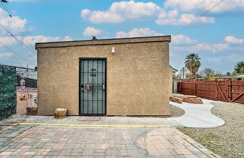North Las Vegas Apartamento | North Las Vegas Studio w/ Fire Pit: 10 Mi to Strip