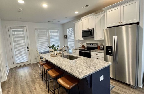Auburn - Opelika Casa | North Plains 6- Minutes from Toomers and 280, 2 king bed end unit