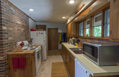 Empire Cabaña | North Shore Little Glen Lake Cottage