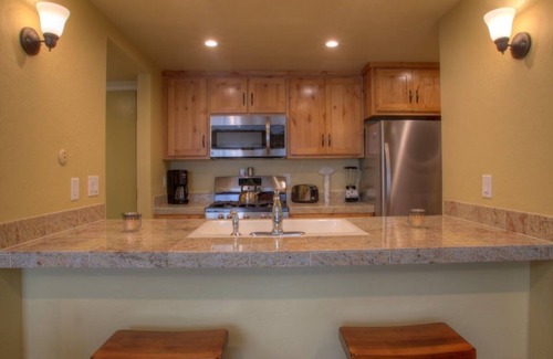 Lake Forest Condominio | A estrenar Remodelar, Tahoe Piso, 2 piscinas, Jacuzzi, 1/2 milla paseo de la playa!