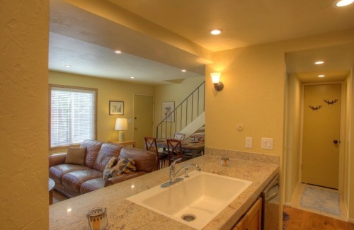 Lake Forest Condominio | A estrenar Remodelar, Tahoe Piso, 2 piscinas, Jacuzzi, 1/2 milla paseo de la playa!