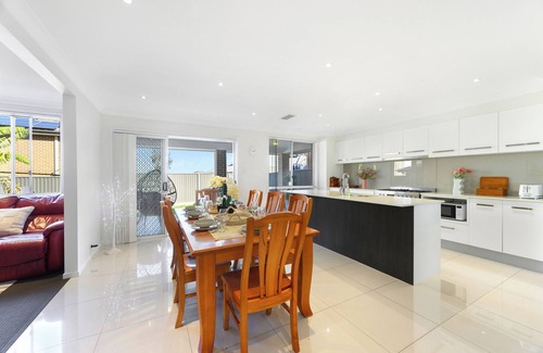 Cranebrook Casa | North-West 5Br near Woolworths & Regatta Centre