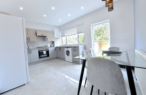 Hale Casa | North West London Escape. Modern 3 Bedroom House. Quick to Central London