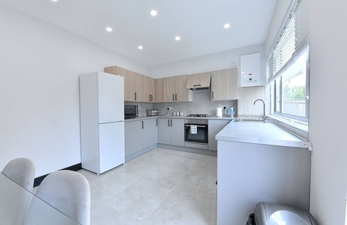 Hale Casa | North West London Escape. Modern 3 Bedroom House. Quick to Central London