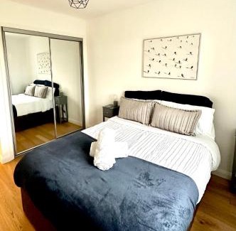 Lavender Fields Casa | Northern Line Double Room Stay with Free Parking