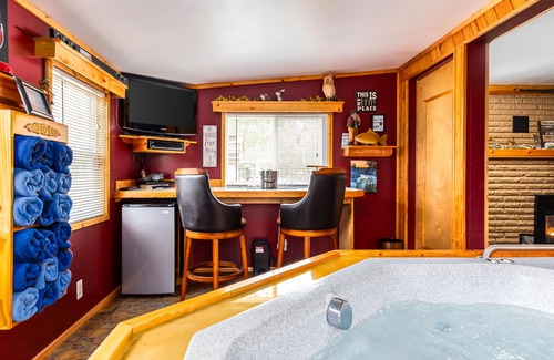 Grayling Cabina | ¡Escapada de parejas de Northern Memories! Abierto 24/7: Jacuzzi / Parrilla / Chimenea / Se aceptan mascotas