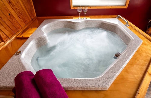 Grayling Cabina | ¡Escapada de parejas de Northern Memories! Abierto 24/7: Jacuzzi / Parrilla / Chimenea / Se aceptan mascotas