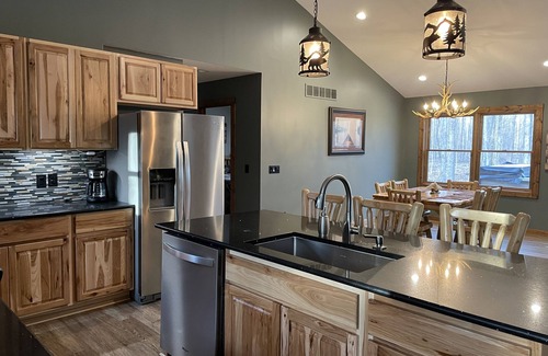 Elmira Cabina | Cozy Log Cabin Inn w/Hot Tub & Fire-pit close to Hiking Skiing Snowmobiling Fun!