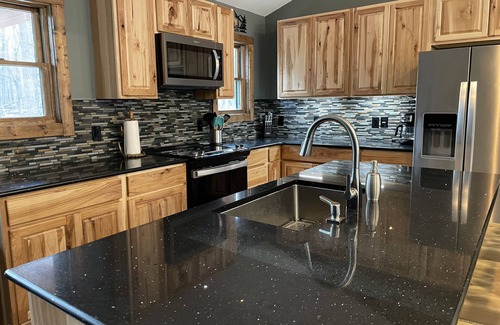 Elmira Cabina | Cozy Log Cabin Inn w/Hot Tub & Fire-pit close to Hiking Skiing Snowmobiling Fun!