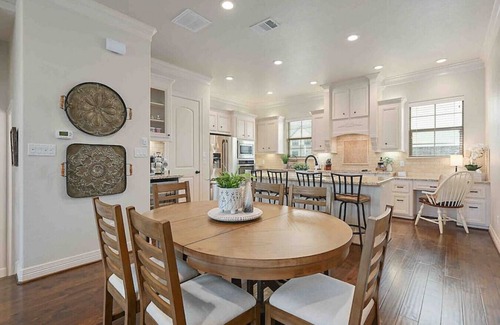 College Station Casa | Northgate Nest Cozy & Convenient 2BR 3BA Office Steps from A&M