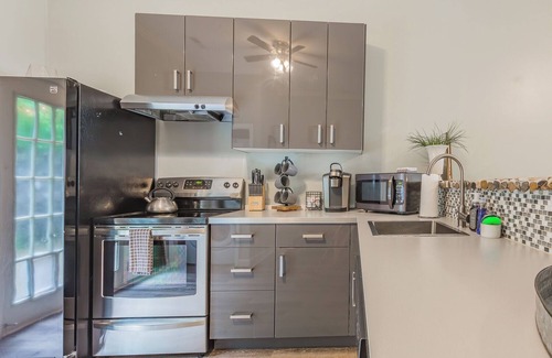 North Chattanooga Casa | N. Chatt Charm -2 Bedroom -Walk to Walnut St Bridge, Coolidge Park, & the river!