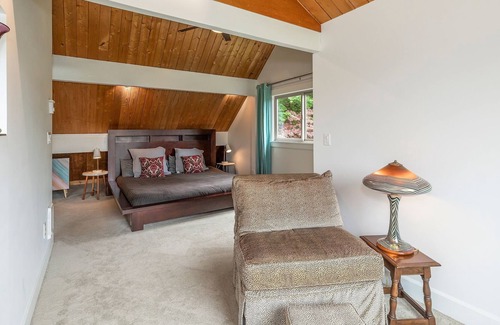 Poulsbo Casa | Northwest Chalet on Private Pond