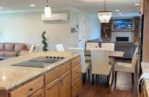 Starcrest Casa | Northwest Gem! King bed, Private fenced backyard