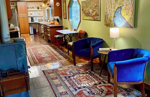 Portland Otro | Nos Suenos farmhouse, Charming 2-bedroom with hottub, WiFi in marvelous Portland