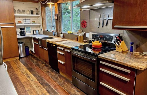 Portland Otro | Nos Suenos farmhouse, Charming 2-bedroom with hottub, WiFi in marvelous Portland