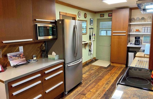 Portland Otro | Nos Suenos farmhouse, Charming 2-bedroom with hottub, WiFi in marvelous Portland