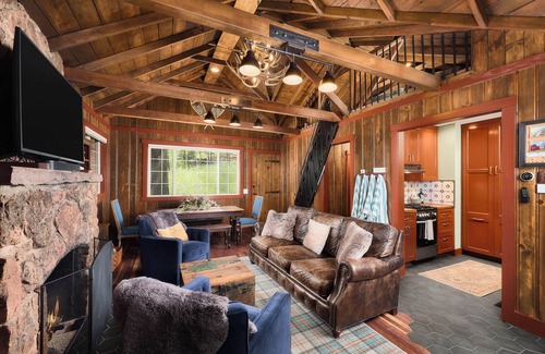Colorado Springs Cabina | Rustic Meets Modern: Newly Remodeled Cabin w/ Hot Tub & Loft