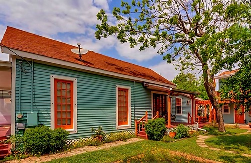 San Jacinto Cabaña | Notable Galveston Cottage just steps to Seawall Beaches, Sunrises & Attractions.