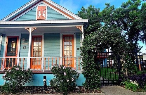 San Jacinto Cabaña | Notable Galveston Cottage just steps to Seawall Beaches, Sunrises & Attractions.
