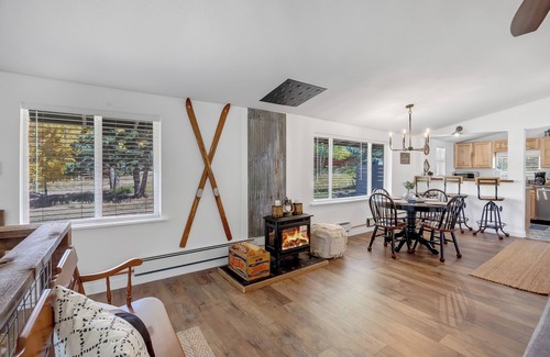 Divide Cabina | Nottingham Nook, a stylish cabin in Divide CO w/HOT TUB, game room, & seclusion!