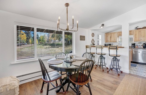 Divide Cabina | Nottingham Nook, a stylish cabin in Divide CO w/HOT TUB, game room, & seclusion!