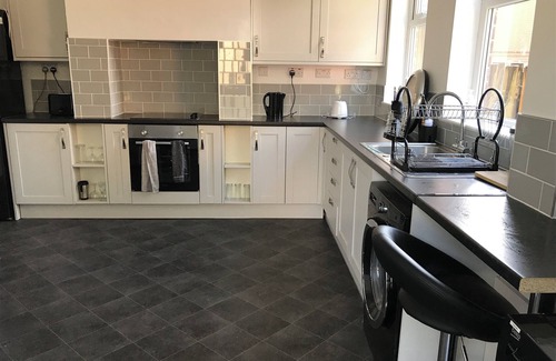 Newark upon Trent Casa | Nottingham Spacious Modern Home with Netflix & massive garden