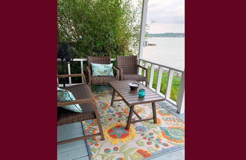 Sennett Casa | Nottivago: "Relaxing Cottage, Feet from the Water's Edge."