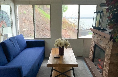 Sennett Casa | Nottivago: "Relaxing Cottage, Feet from the Water's Edge."