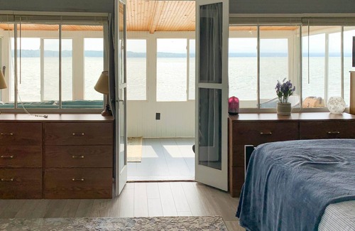 Sennett Casa | Nottivago: "Relaxing Cottage, Feet from the Water's Edge."