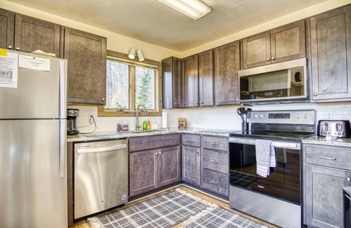 Davis Casa | ¡Disfruta de las vistas panorámicas desde esta adorable casa en el árbol! Bañera de hidromasaje con vistas