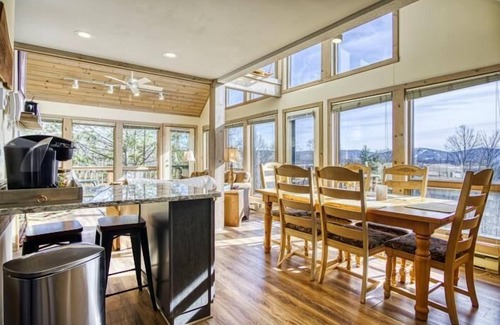 Davis Casa | ¡Disfruta de las vistas panorámicas desde esta adorable casa en el árbol! Bañera de hidromasaje con vistas