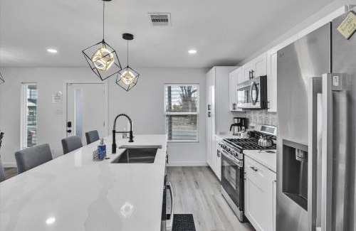 Northside Casa | Nr Dt Heights Games Wifi Pets Deck Yard