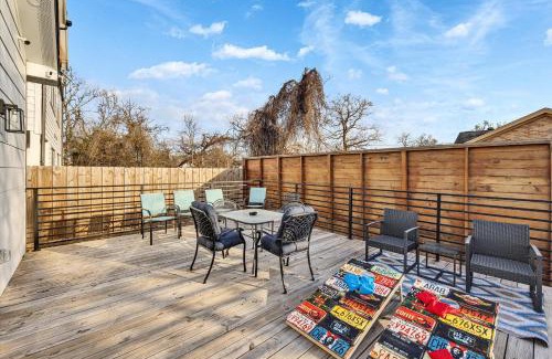Northside Casa | Nr Dt Heights Games Wifi Pets Deck Yard