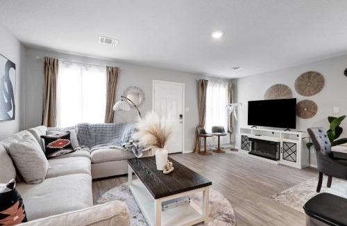 Southside Casa | Nr Missions Park Hot Tub Getaway Yard Games Bbq