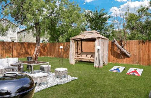 Southside Casa | Nr Missions Park Hot Tub Getaway Yard Games Bbq